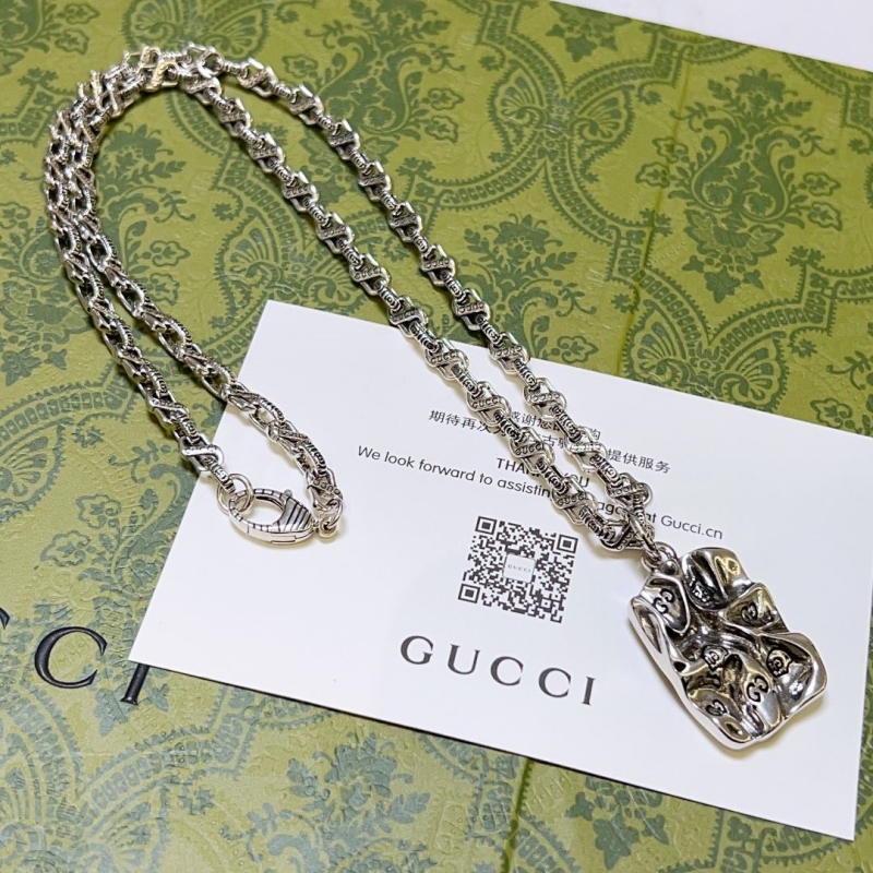 G*u*i necklaces